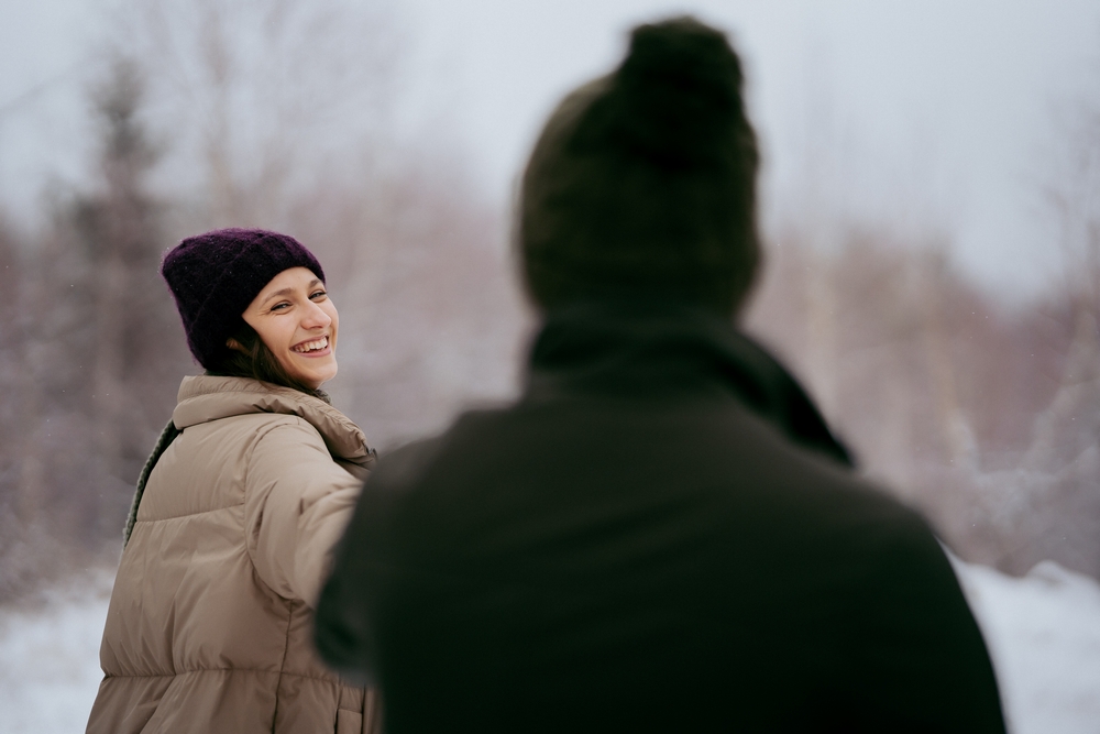 Love the Snow. O ședință foto de cuplu în zăpadă, cu multă joacă, mișcare și momente reale. Râsetele au făcut ca atmosfera să fie una relaxată.